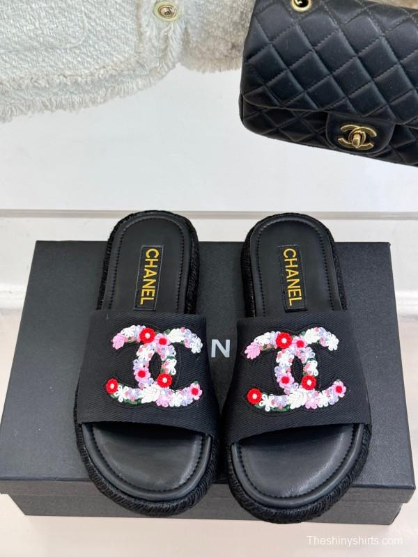 2025 Slippers Chanel Black Embroidered Fabric Slippers